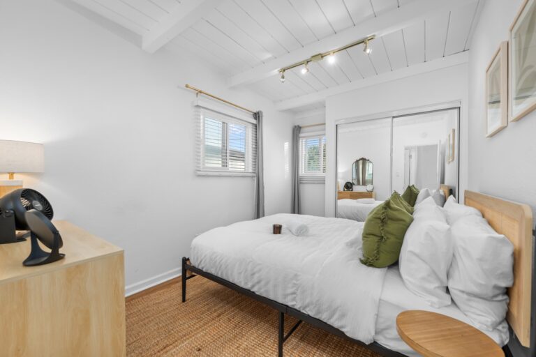 Casa Brisa bedroom with queen bed