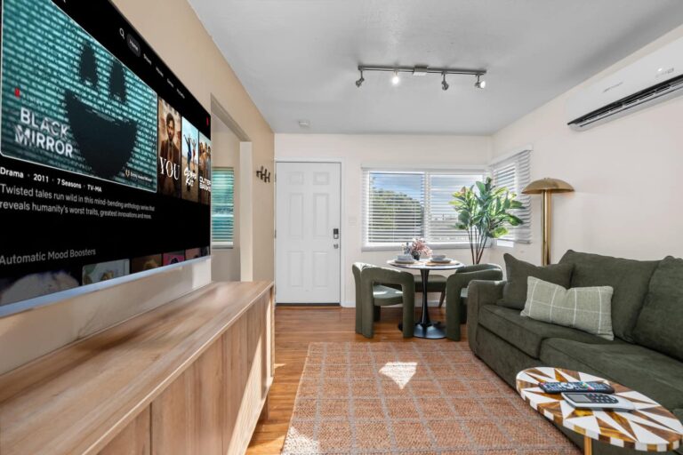 Casa Coral living room with sofa bed, AC and 55-inch smart TV